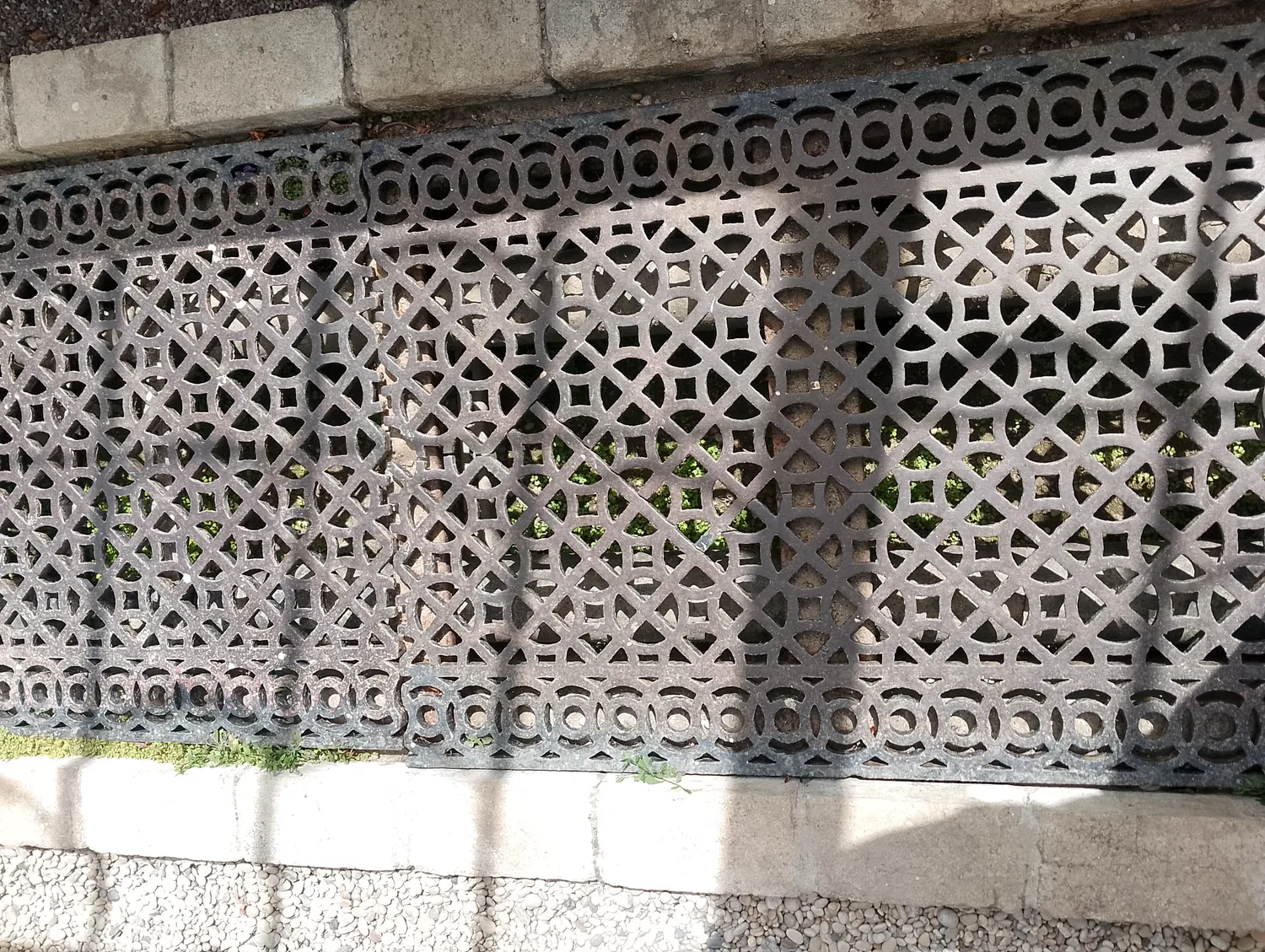 Garden border by the wall